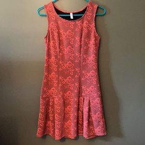 🐱Drop waist textured Rose Dress 🌹